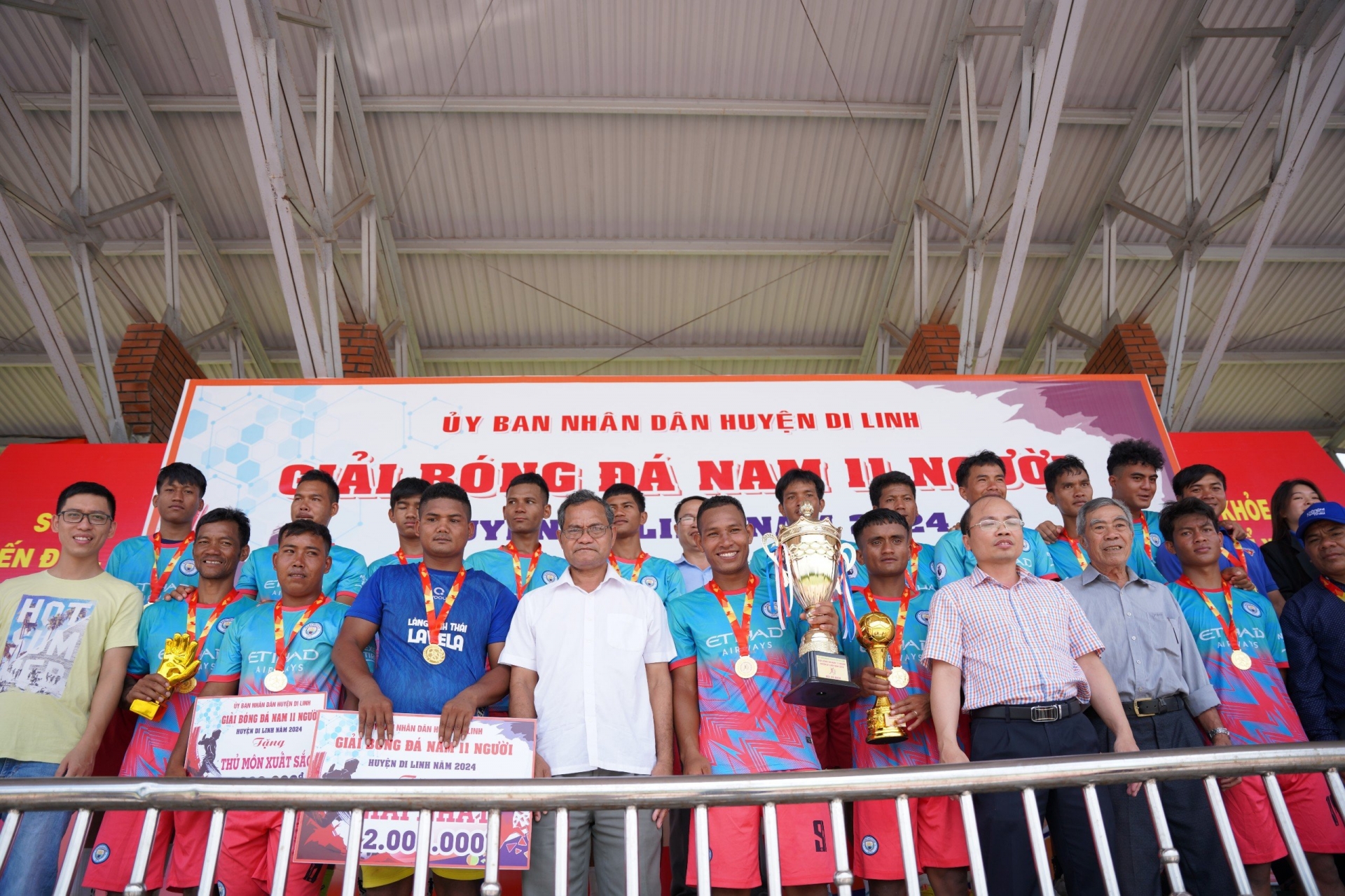 Ban tổ chức trao huy chương vàng và cúp vô địch cho đội bóng xã Tân Thượng