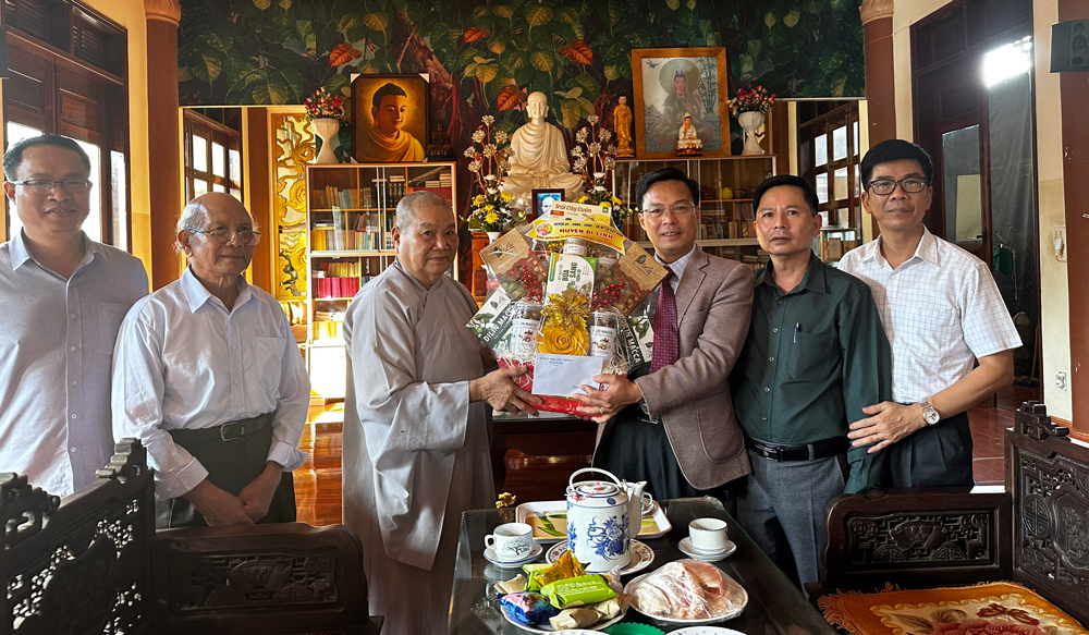 Lãnh đạo huyện Di Linh thăm, chúc mừng các cơ sở Phật giáo nhân dịp Đại lễ Phật đản