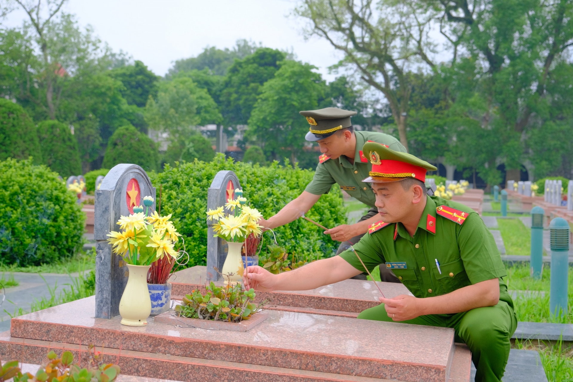 Đoàn công tác thắp hương phần mộ các anh hùng liệt sĩ