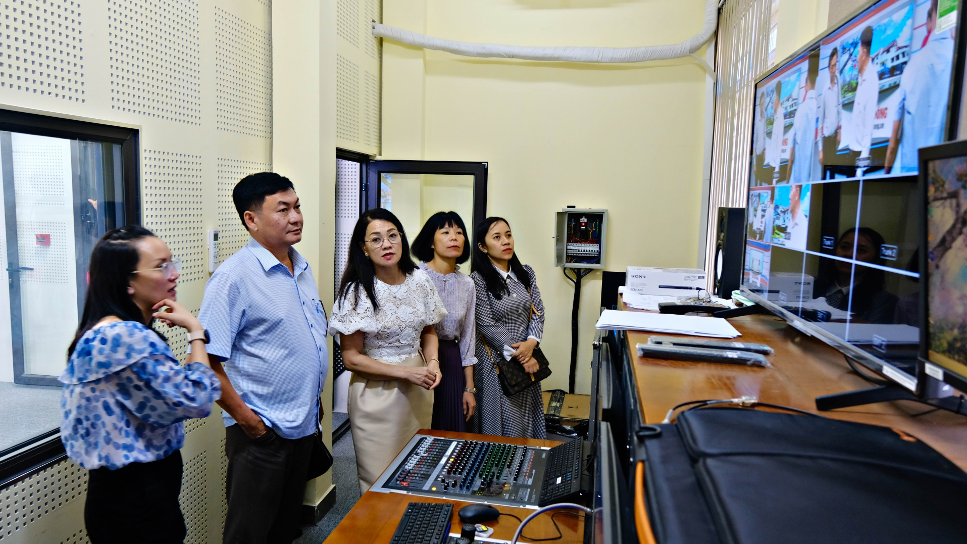 Đoàn công tác của Báo Gia Lai thăm Phòng ghi hình Báo Lâm Đồng điện tử