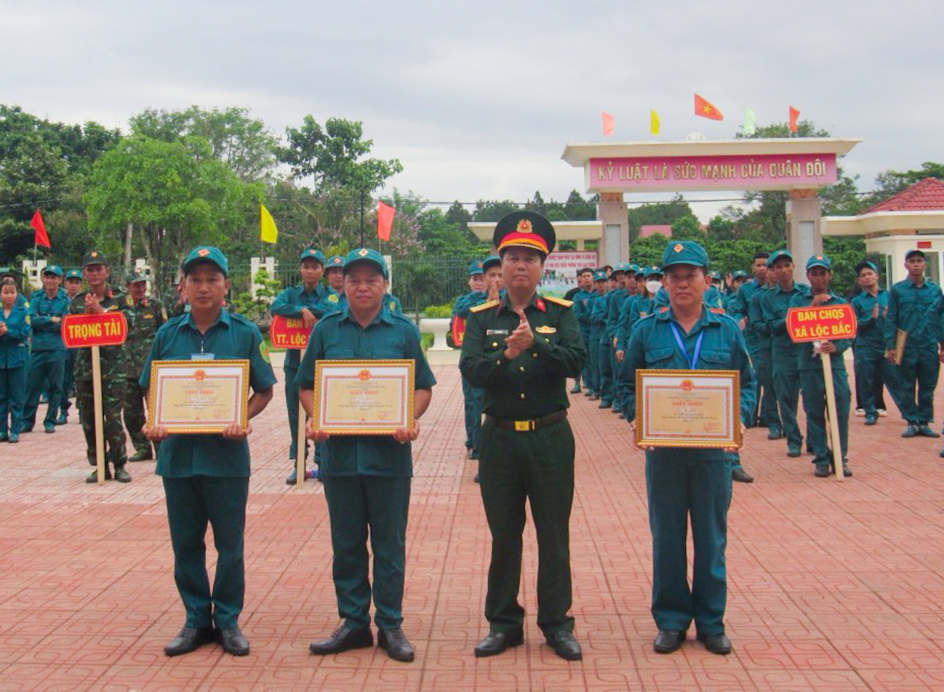  Khen thưởng các đơn vị đạt giải nhất, nhì, ba toàn đoàn 