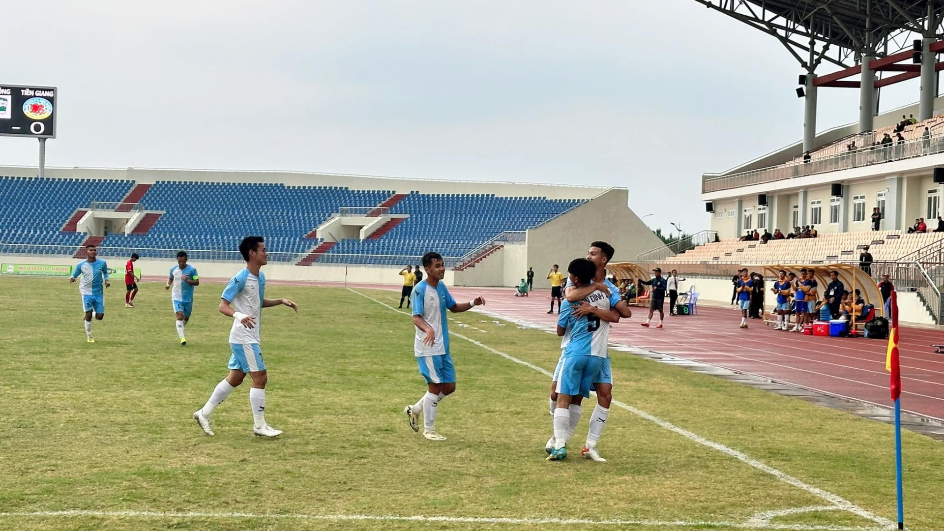Các cầu thủ Lâm Đồng trong trận thắng 3-0 trước Tiền Giang trên sân Đà Lạt ngày 18/4