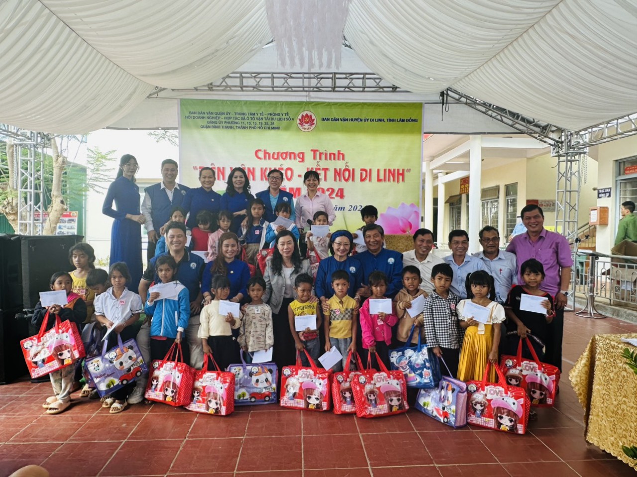 Đoàn công tác tặng 100 phần quà cho các em học sinh xã Tam 