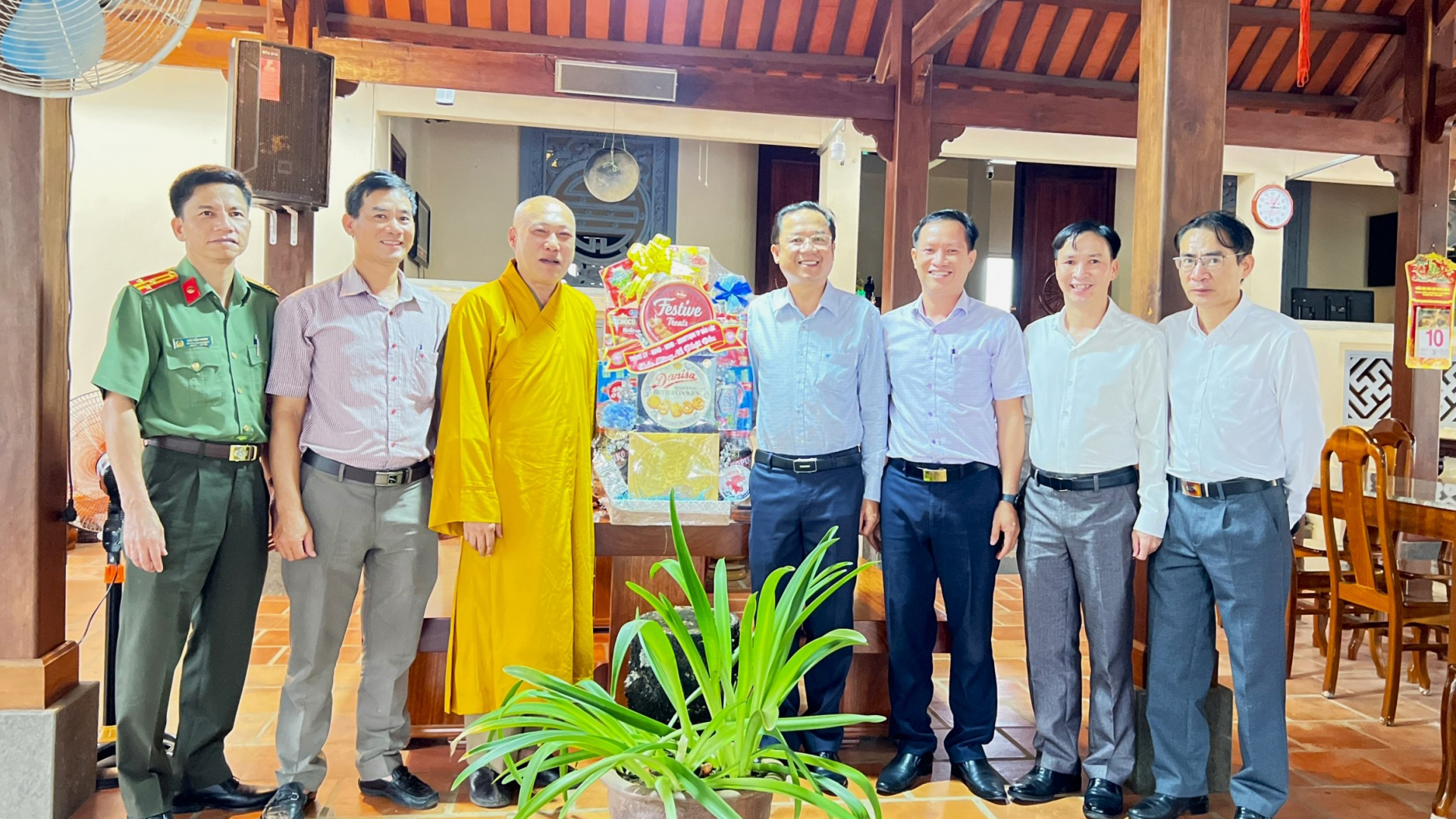 Lãnh đạo TP Bảo Lộc thăm, tặng quà các cơ sở Phật giáo nhân dịp lễ Phật đản năm 2024