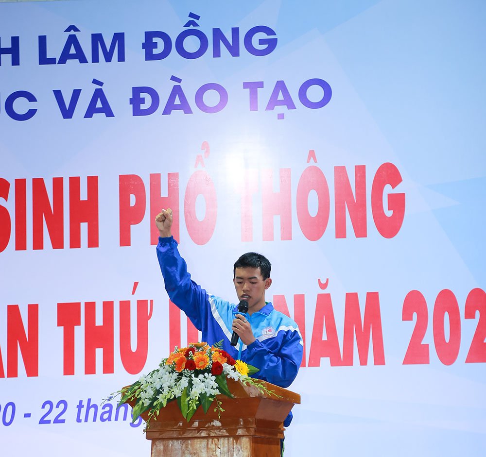 VĐV Trần Nguyễn Bảo Duy - Trường THPT Nguyễn Du, đại diện cho VĐV đọc lời tuyên thệ.