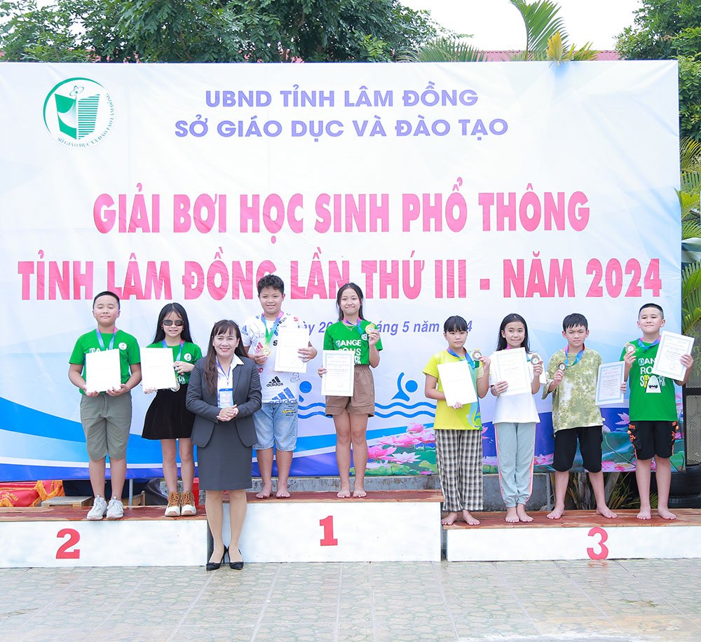Bà Phạm Thị Hồng Hải trao giải cho các em học sinh lớp 5 ở nội dung bơi tự do.