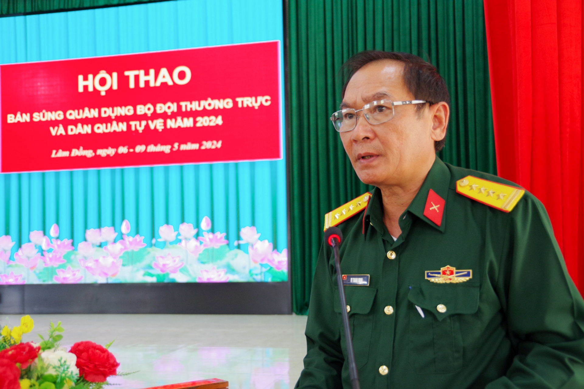 Đại tá Vy Thanh Minh - Phó Chỉ huy trưởng, Tham mưu trưởng Bộ CHQS tỉnh Lâm Đồng phát biểu tại lễ bế mạc hội thao 