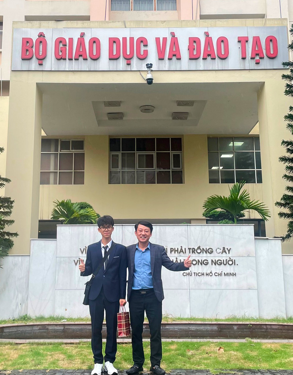 Thầy giáo Nguyễn Xuân Hùng (quan sát viên của đoàn Lâm Đồng) và em Lê Hoàng Trường Giang trước giờ lên đường sang Mỹ tham dự cuộc thi