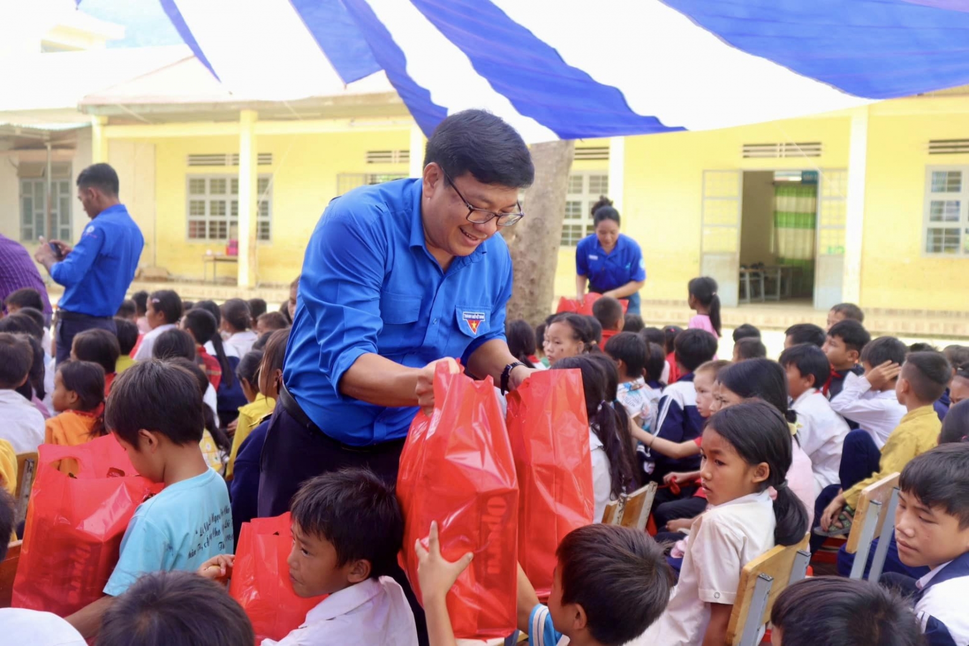 Trao tặng công trình Nhà vệ sinh cho Trường Tiểu học Đạ Rsal, huyện Đam Rông