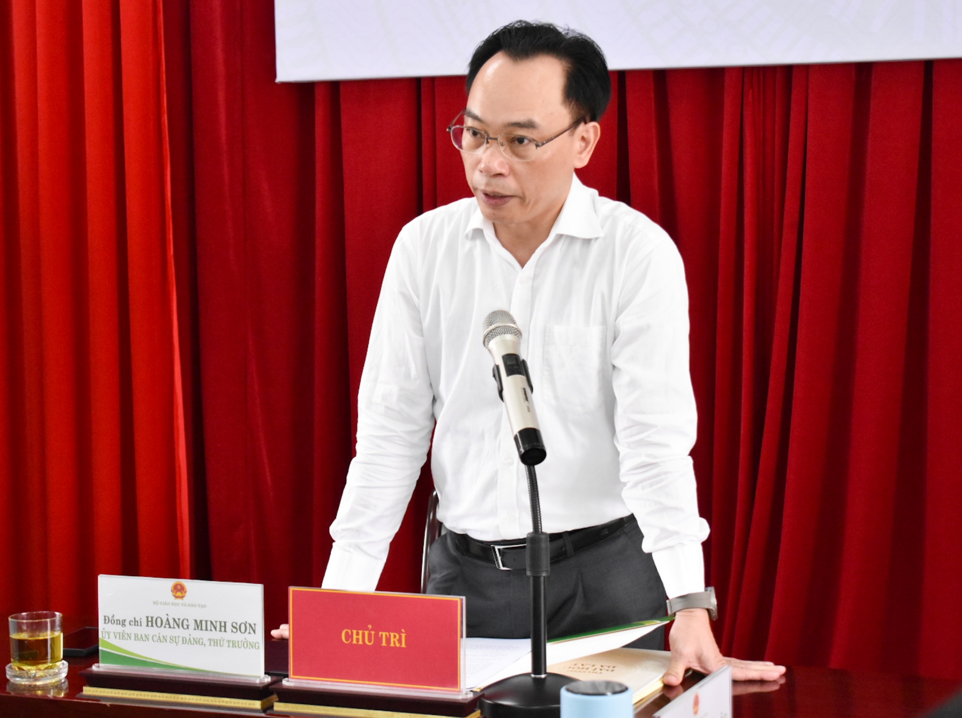 Thứ trưởng Bộ GD & ĐT Hoàng Minh Sơn chỉ đạo kết luận buổi làm việc
