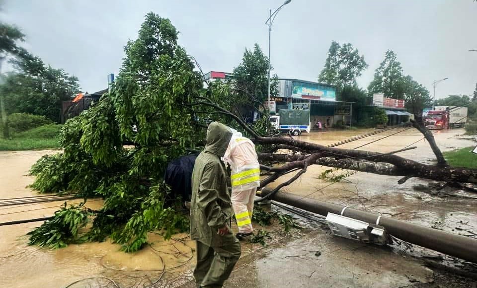 Trụ điện hạ thế trên đường Trần Lê (thị trấn Cát Tiên) bị ngã đổ gây mất điện chục bộ