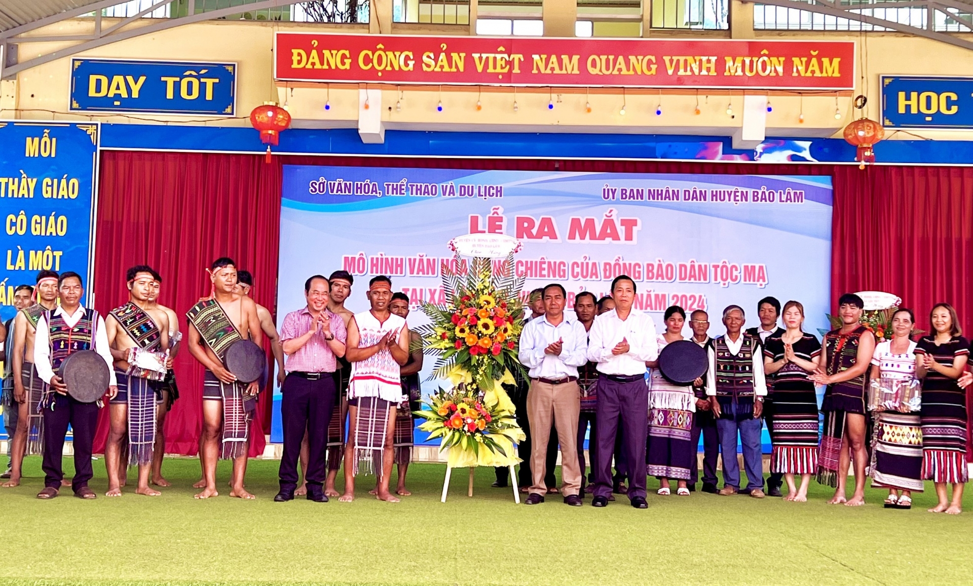 Lãnh đạo Sở Văn hóa Thể thao và Du lịch tỉnh Lâm Đồng cùng lãnh đạo huyện Bảo Lâm tặng hoa chúc mừng ra mắt Mô hình sinh hoạt văn hóa cồng chiêng tại xã Lộc Tân