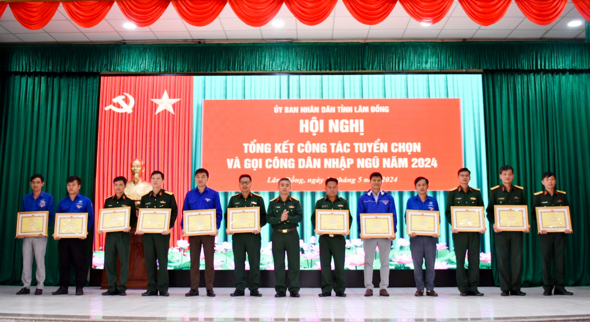 Đại tá Nguyễn Văn Sơn, Chính ủy Bộ CHQS tỉnh khen thưởng các tập thể tổ chức tốt Hội trại tòng quân 