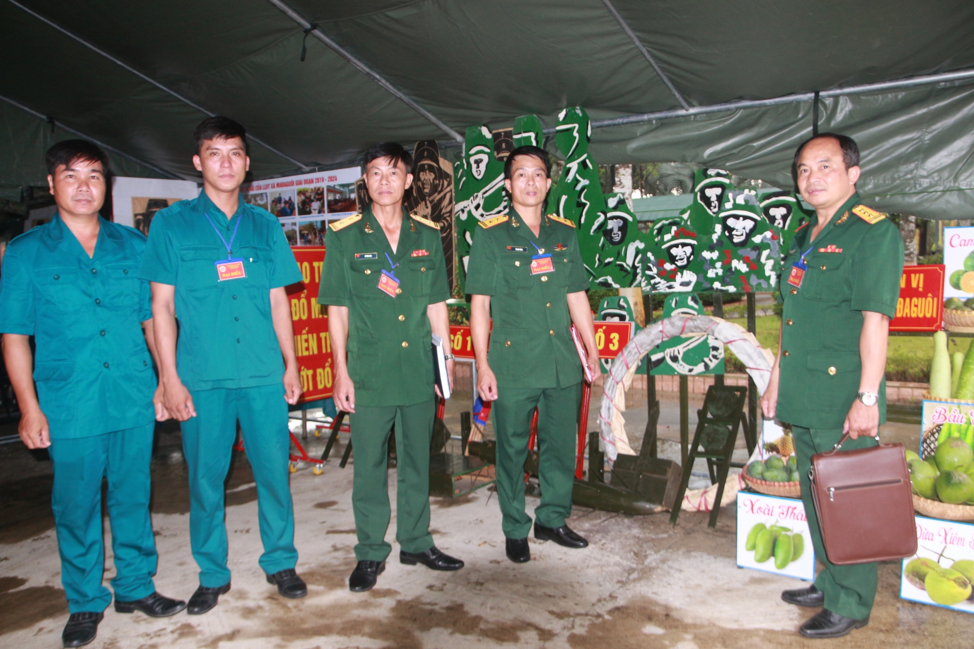 Đại hội tham quan các sản phẩm tăng gia sản xuất của các Ban CHQS xã, thị trấn trưng bày tại Đại hội