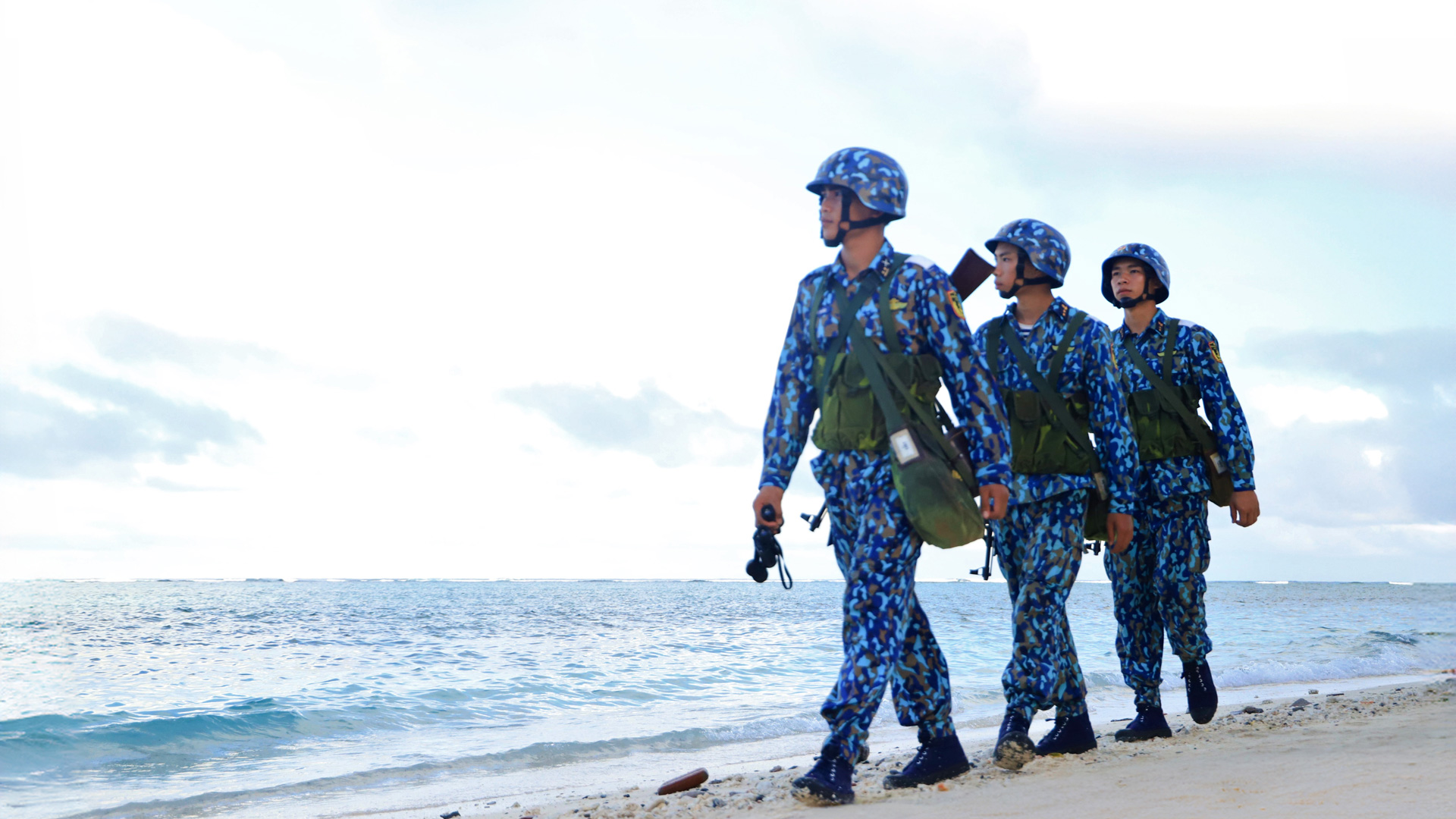 Lính đảo vững chắc tay súng tuần tra bảo vệ chủ quyền biển, đảo linh thiêng của Tổ quốc. Ảnh: Khánh Phúc