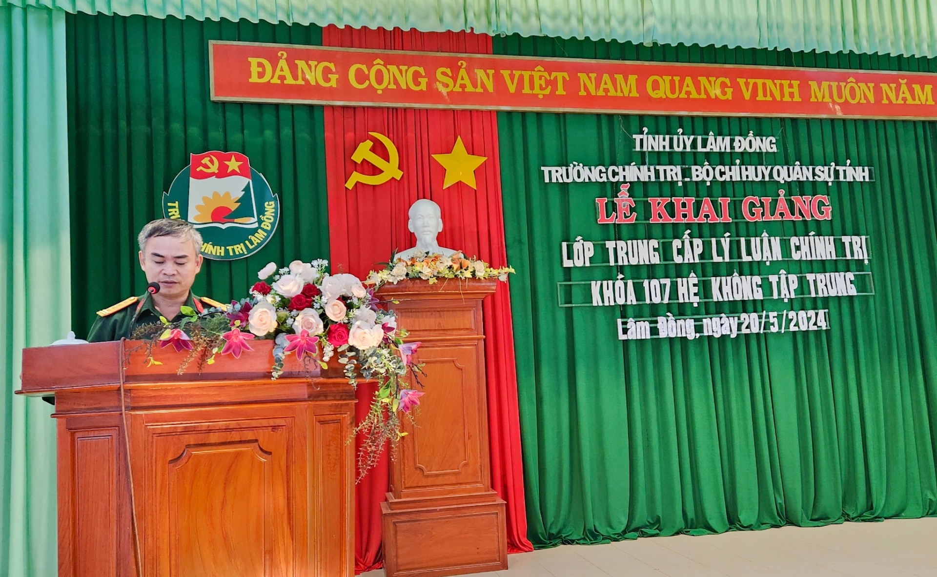 Đại tá Nguyễn Văn Sơn - Chính ủy Bộ CHQS tỉnh phát biểu tại lễ khai giảng
