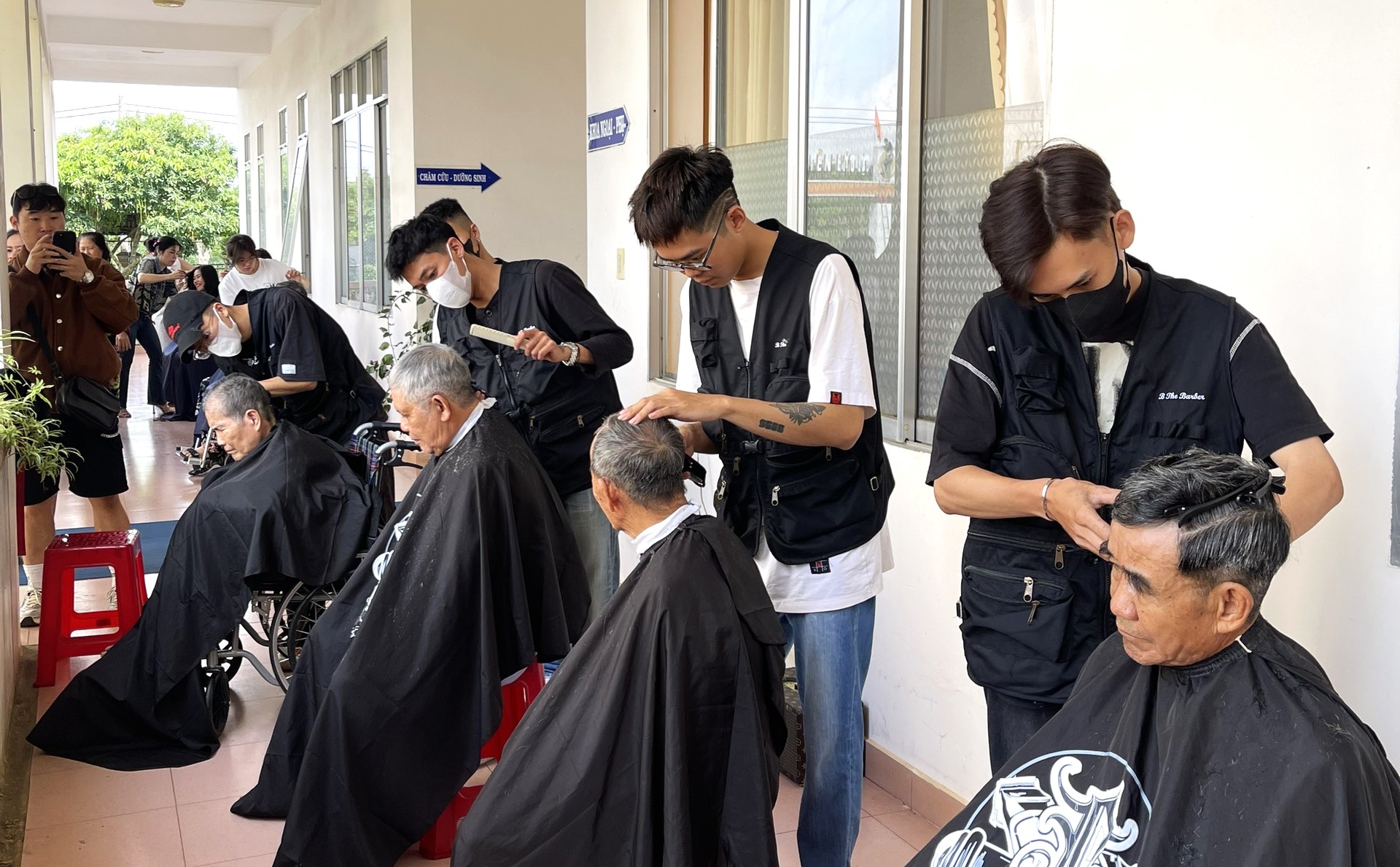Bảo Lộc: Cắt tóc miễn phí cho gần 250 bệnh nhân và người nhà