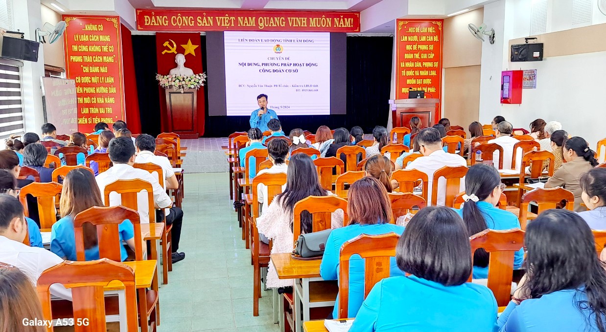 Các báo cáo viên truyền đạt, phổ biến các chuyên đề về công tác công đoàn tới đông đảo học viên