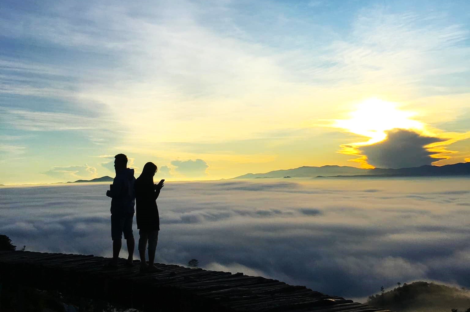 Thời gian qua, rất nhiều người dân, du khách tìm đến núi Đại Bình chụp ảnh, săn mây vào các buổi sáng sớm