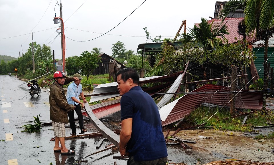 Cát Tiên: Mưa lớn, gió giật mạnh gây thiệt hại nặng về tài sản của người dân