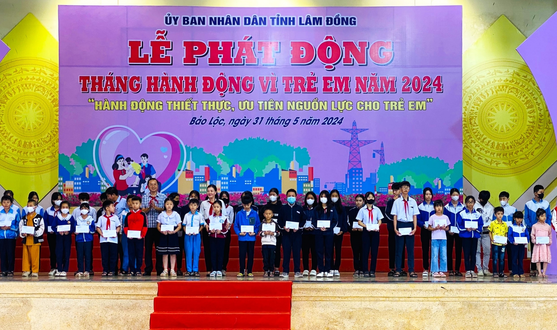 Bí Thành ủy Bảo Lộc Tôn Thiện Đồng và Giám đốc Sở Lao động - Thương binh và Xã hội tỉnh Lâm Đồng trao tặng học bổng cho các em học sinh có hoàn cảnh khó khăn vượt khó học giỏi