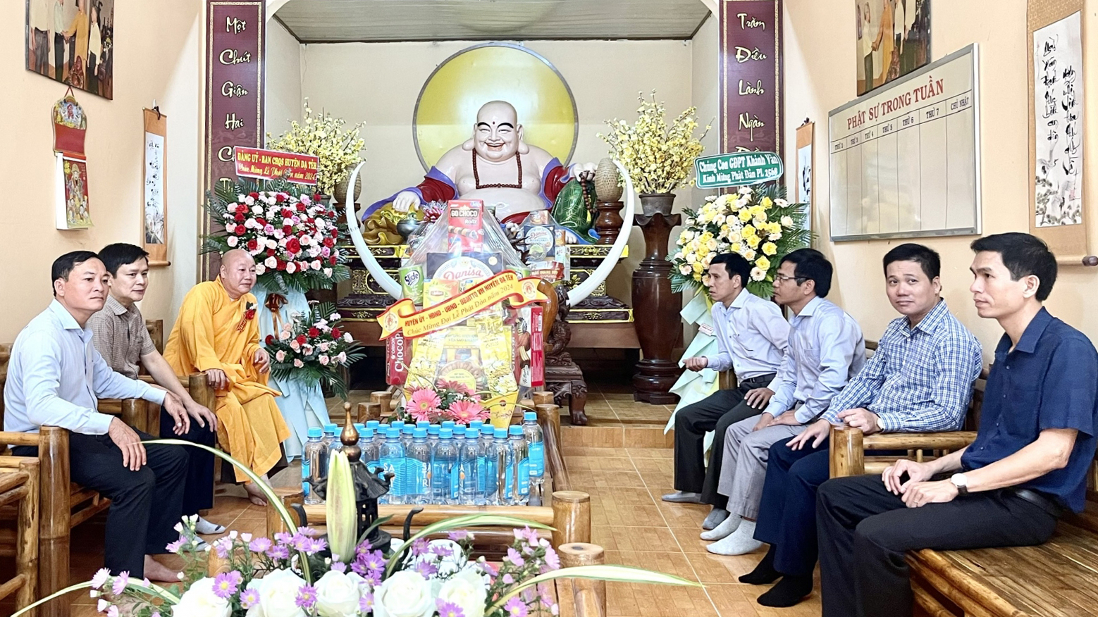Lãnh đạo huyện Đạ Tẻh thăm, chúc mừng cơ sở Phật giáo nhân Đại lễ Phật đản