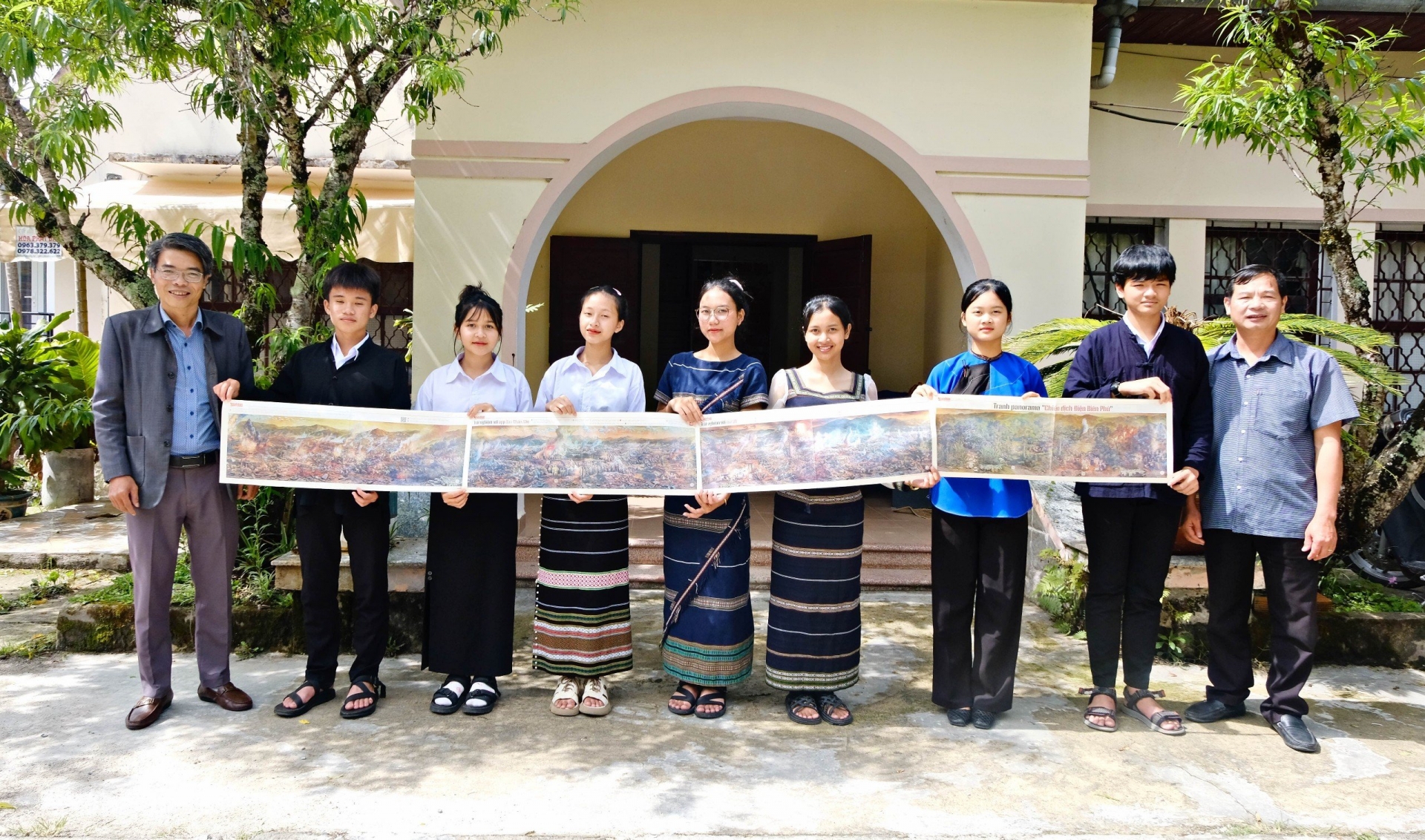 Học sinh trường Phổ thông Dân tộc nội trú THCS - THPT tỉnh Lâm Đồng đến văn phòng đại diện Báo Nhân Dân để nhận tranh