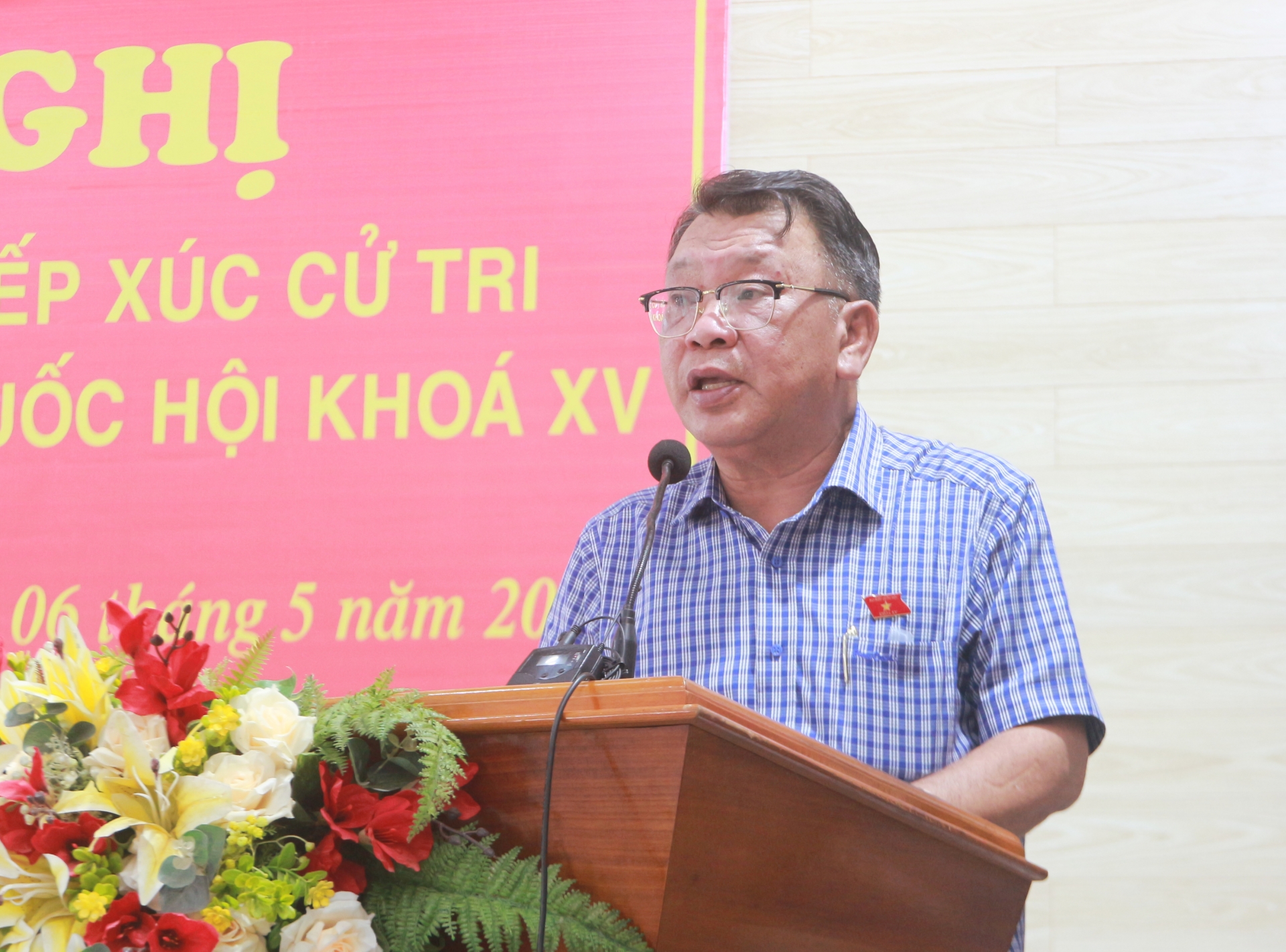 Ông Nguyễn Tạo - Phó trưởng Đoàn chuyên trách Đoàn ĐBQH tỉnh tiếp thu, ghi nhận ý kiến, kiến nghị của cử tri