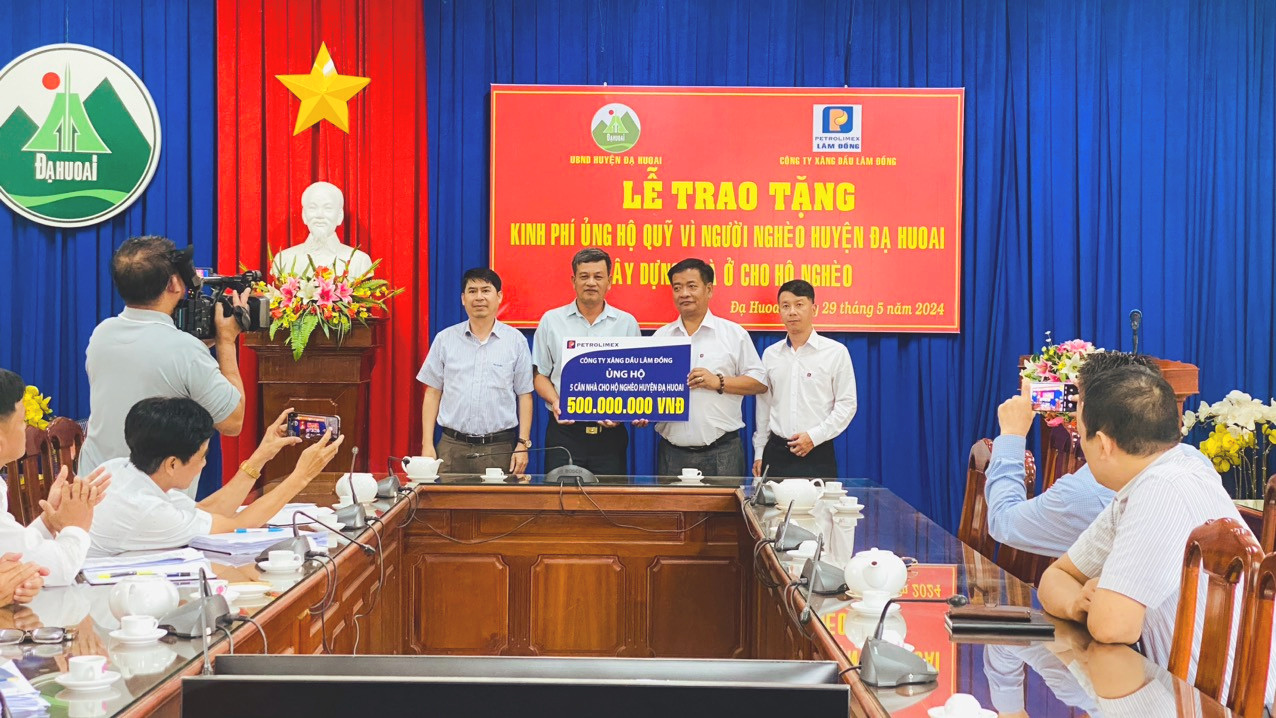 Công ty xăng dầu Lâm Đồng đã trao tặng đến Quỹ vì người nghèo huyện Đạ Huoai số tiền 500 triệu đồng để xây dựng nhà ở cho hộ nghèo