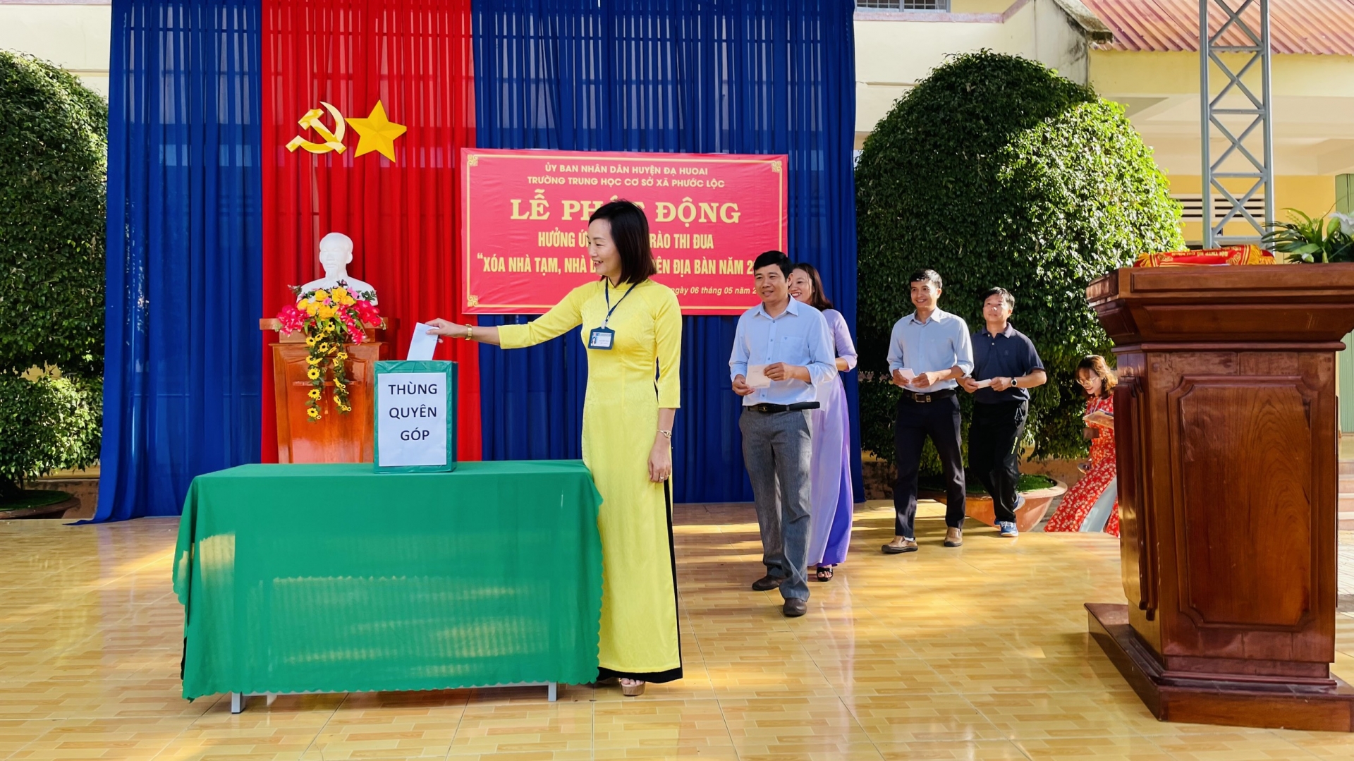 Các cán bộ, giáo viên, người lao động ngành giáo dục huyện Đạ Huoai tham gia quyên góp