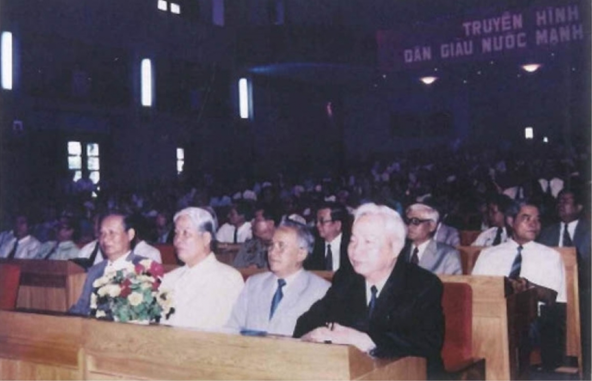 Tổng Bí thư Đỗ Mười và đồng chí Đào Duy Tùng dự Lễ Kỷ niệm 25 năm Truyền hình Việt Nam (1970-1995). Ảnh: Tư liệu