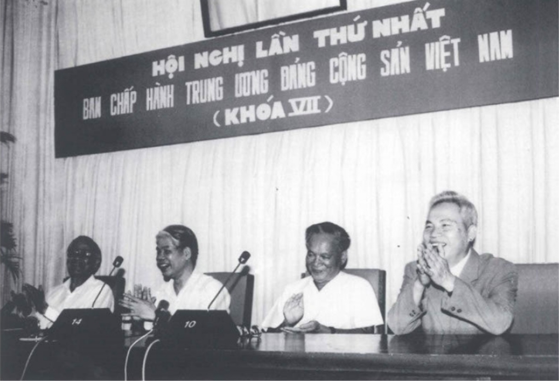 Tổng Bí thư Đỗ Mười và đồng chí Đào Duy Tùng (ngoài cùng bên phải) cùng các đồng chí trong Ban Chấp hành Trung ương Đảng Cộng sản Việt Nam khóa VII. Ảnh: Tư liệu