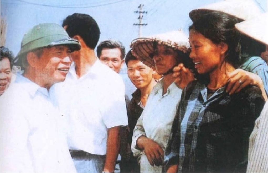 Đồng chí Đào Duy Tùng với bà con nông dân. Ảnh: Tư liệu