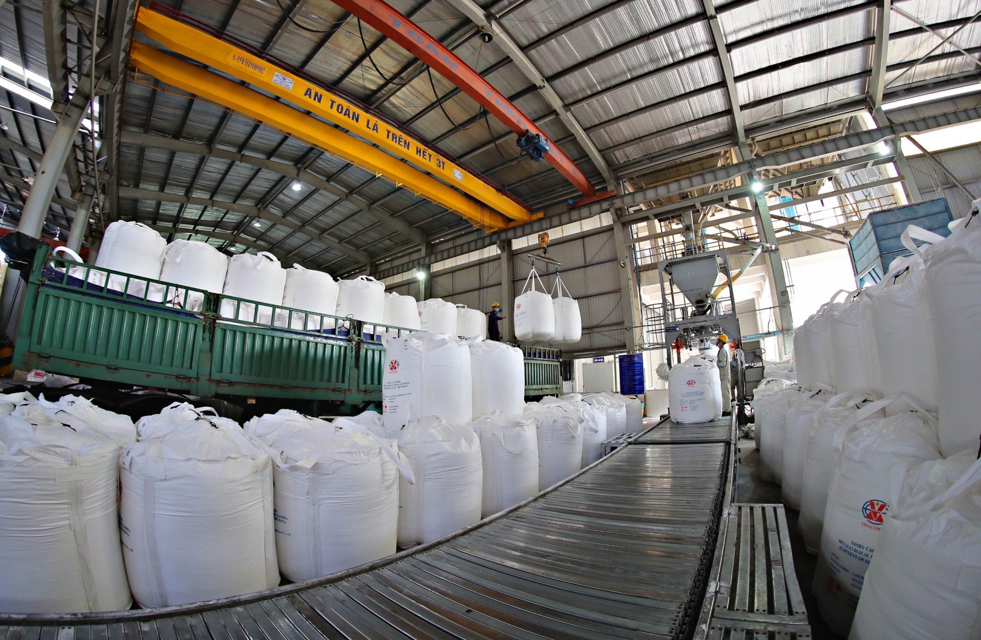 Khu vực đóng gói alumin tại Nhà máy Alumin thuộc Tổ hợp Bô xít - Nhôm Lâm Đồng 