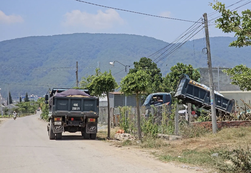 2 xe chở đất từ thôn P ró Trong (xã P ró) đến đổ tại đường Nguyễn Văn Linh (thị trấn Thạnh Mỹ) vào trưa 11/4. Ảnh cắt từ Video clip