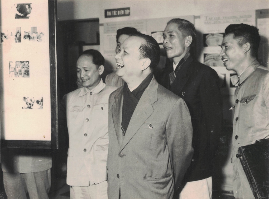 Đồng chí Đào Duy Tùng (ngoài cùng bên phải), Tổng Biên tập Tạp chí Học tập (nay là Tạp chí Cộng sản) đón đồng chí Trường Chinh, Ủy viên Bộ Chính trị, phụ trách công tác Quốc hội và công tác tư tưởng của Đảng thăm và làm việc với Tạp chí nhân kỷ niệm 10 năm Tạp chí Học tập xuất bản đều kỳ (năm 1965)