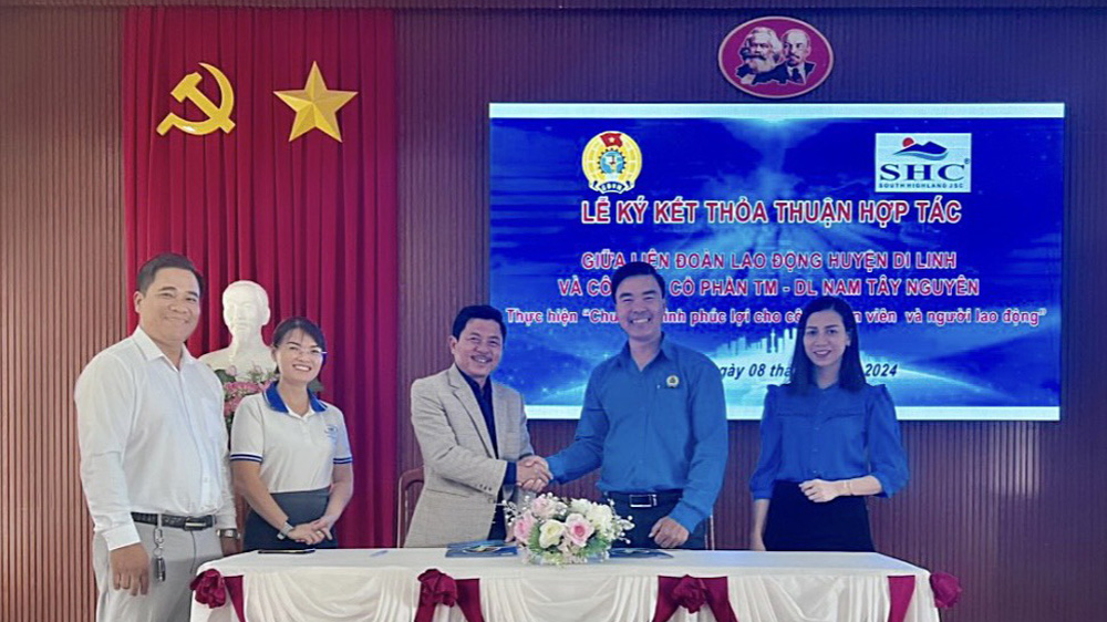Ông Nguyễn Hữu Cường - Chủ tịch Liên đoàn Lao động huyện Di Linh (phải) và ông Hoàng Đình Khải – Giám đốc Công ty cổ phần Thương mại - Du lịch Nam Tây Nguyên thực hiện ký kết hợp tác