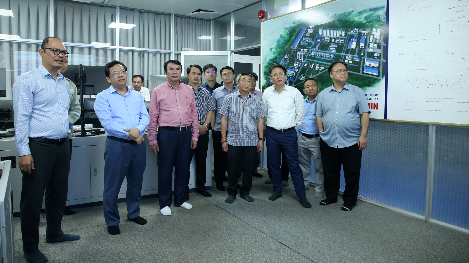 Đoàn công tác thăm Phòng điều khiển trung tâm Nhà máy Alumin Lâm Đồng