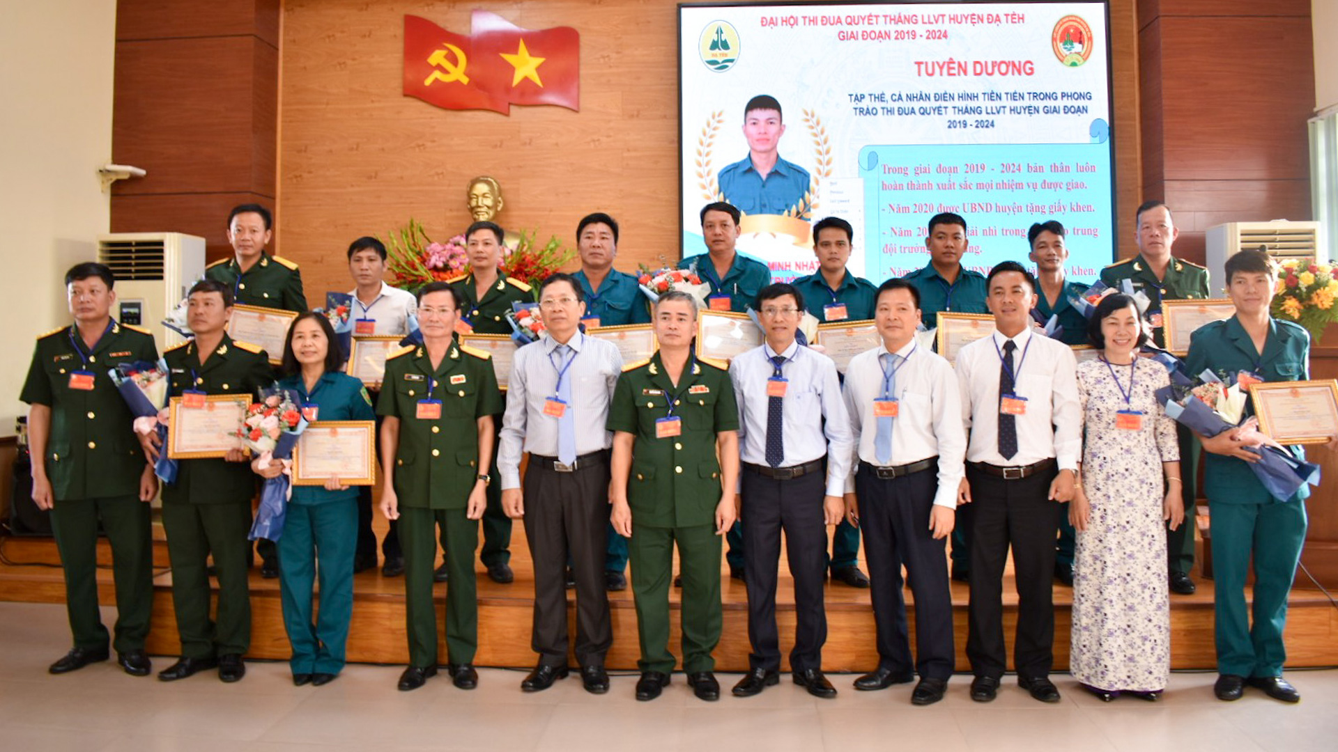 Nhiều cá nhân, tập thể được tuyên dương, khen thưởng tại Đại hội điểm TĐQT LLVT huyện Đạ Tẻh