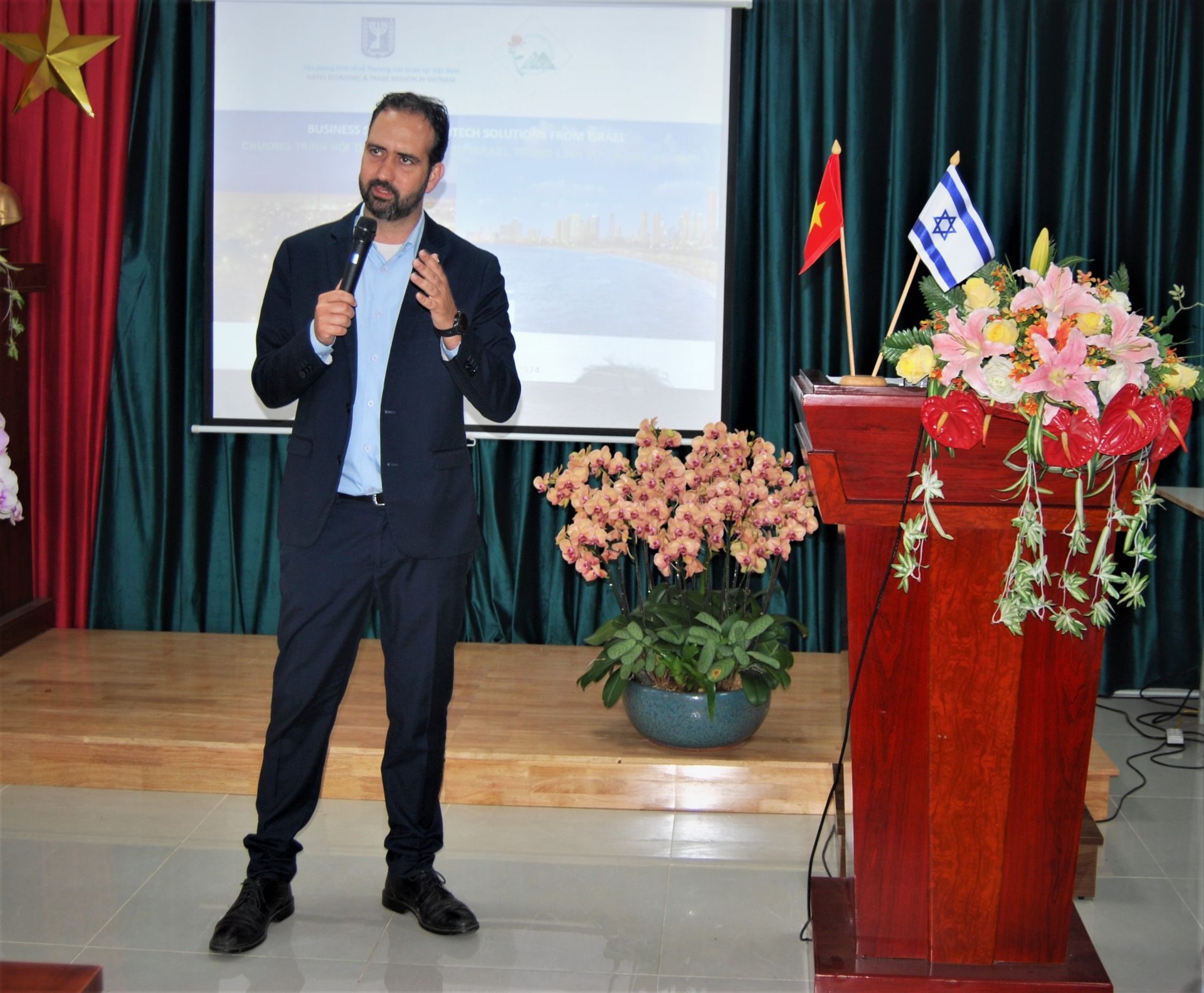 -Ông Gal Saf, Tham tán Thương mại, Đại Sứ quán Israel tại Việt Nam phát biểu trong buổi hội thảo
