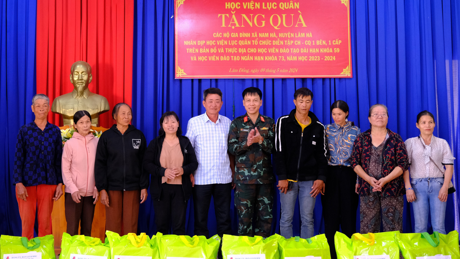 Học viện Lục quân tặng quà cho các gia đình khó khăn tại Lâm Hà