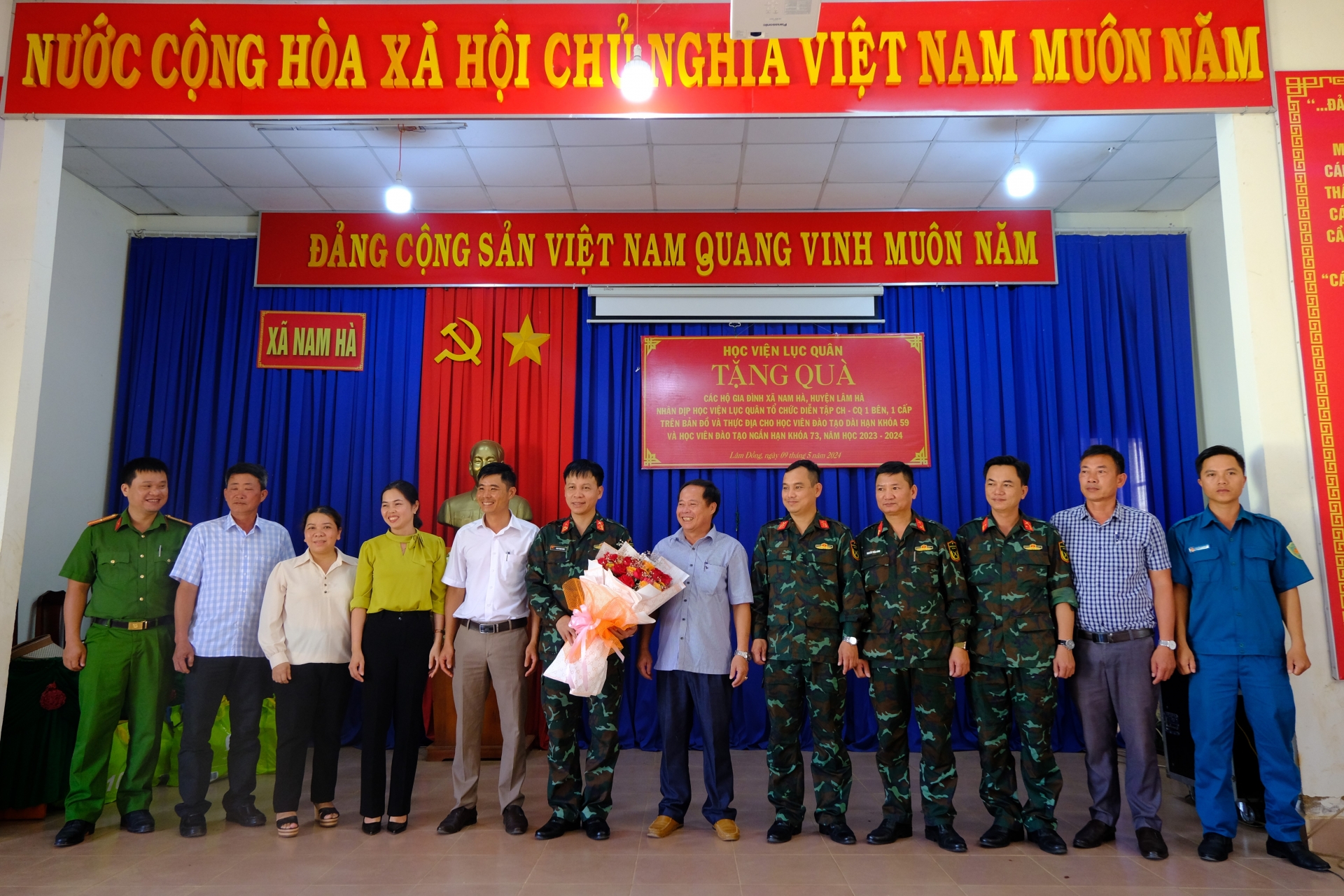 Xã Nam Hà tặng hoa cho đoàn công tác Học viện 