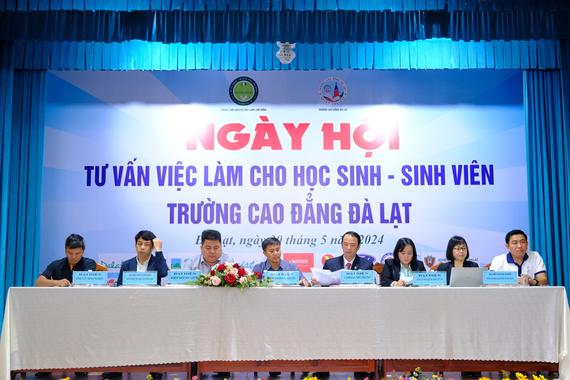 Đại diện các đơn vị thông tin, trả lời các thắc mắc của sinh viên liên quan đến vấn đề việc làm 