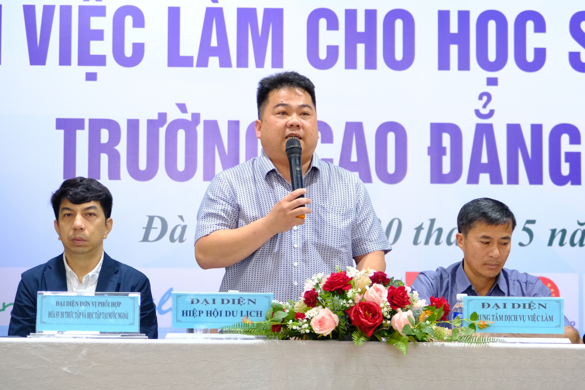 Ông Cao Thế Anh - Phó Chủ tịch Hiệp hội Du lịch Lâm Đồng - Đà Lạt thông tin đến các sinh viên về ngành du lịch của địa phương