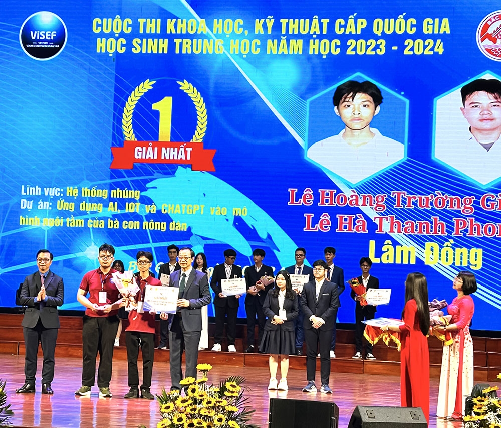 Dự án “Ứng dụng AI, IoT và ChatGPT vào mô hình nuôi tằm của bà con nông dân” của Lê Hoàng Trường Giang và Lê Hà Thanh Phong được trao giải Nhất tại cuộc thi cấp Quốc gia.