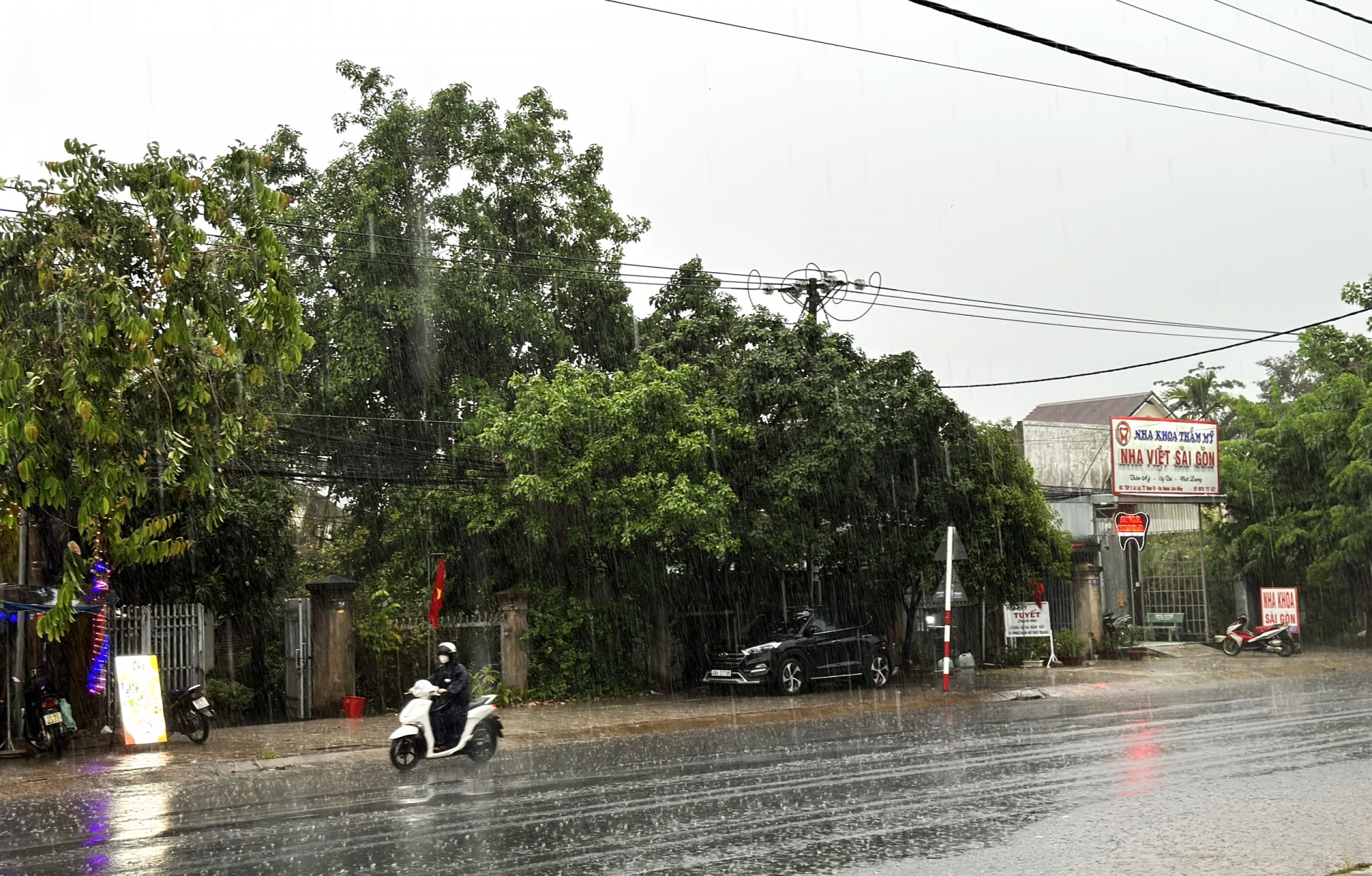 Trận mưa kéo dài hơn 1 giờ đồng hồ đã phủ kín khắp các xã, thị trấn trên địa bàn huyện Đạ Huoai đã giải nhiệt cho hàng ngàn ha sầu riêng đang khát nước