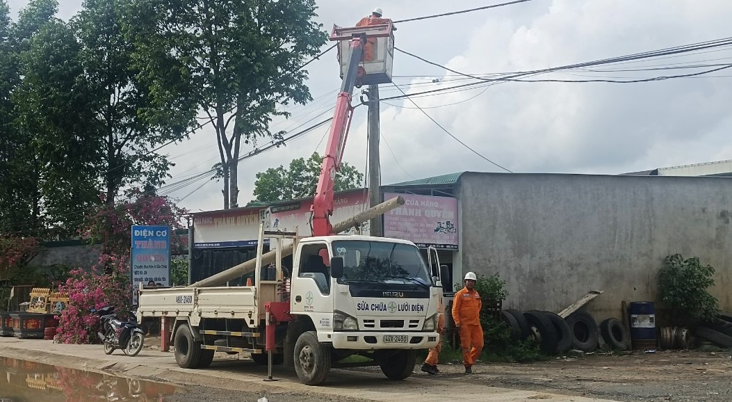 Điện lực huyện Cát Tiên khắc phục các trụ điện bị gãy đổ