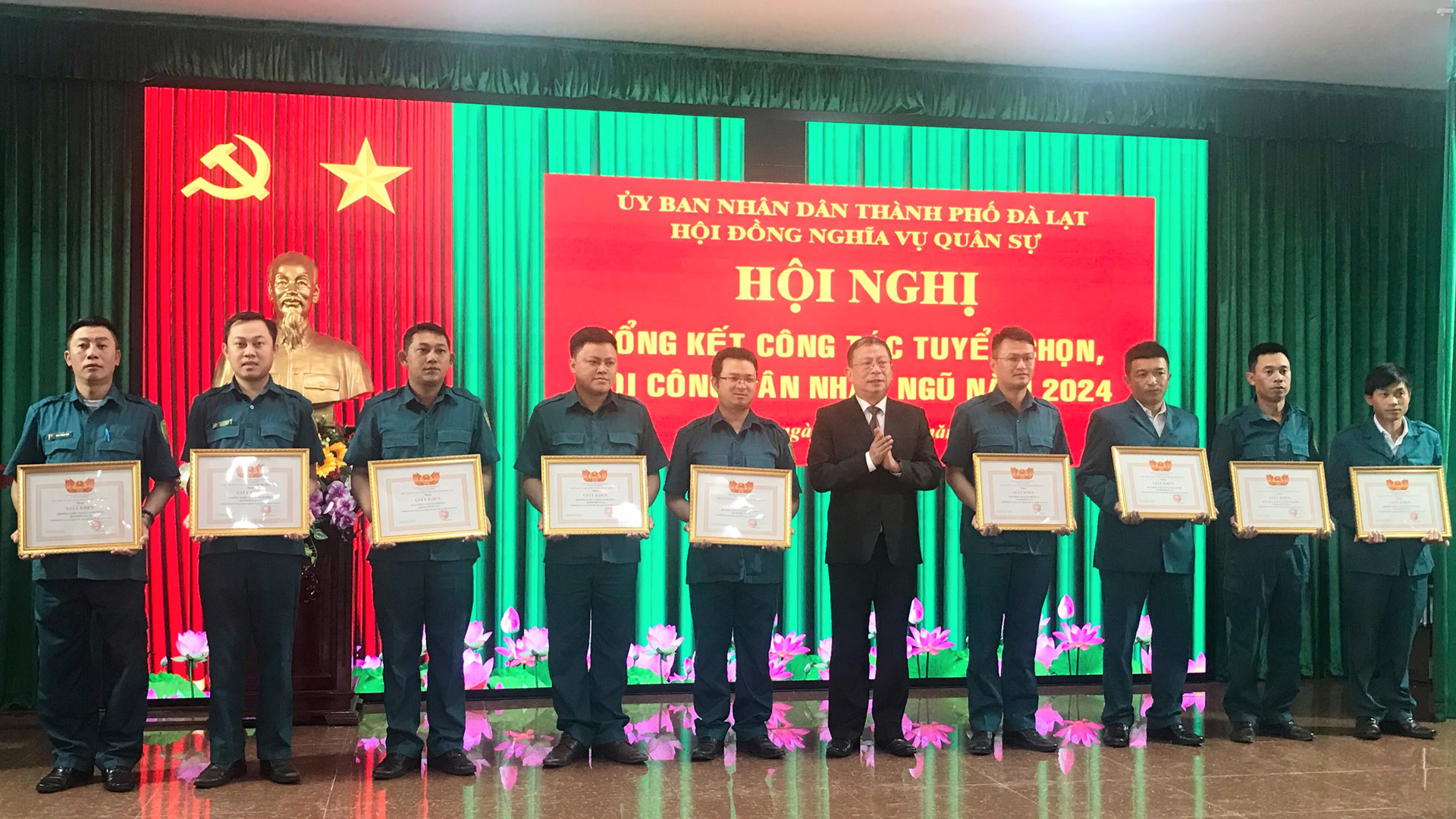 Ông Võ Ngọc Trình - Phó Chủ tịch UBND TP Đà Lạt trao giấy khen của Chủ tịch UBND TP Đà Lạt cho các tập thể có thành tích xuất sắc trong công tác tuyển chọn và gọi công dân nhập ngũ năm 2024 