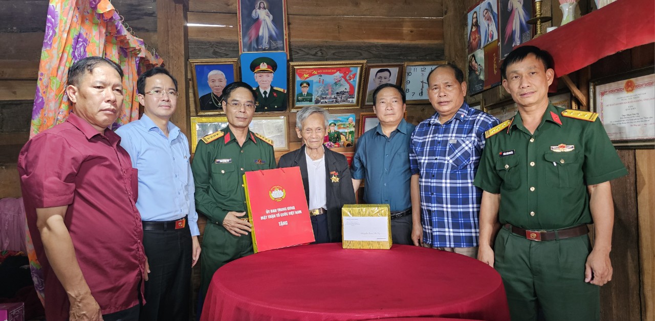 Thăm, tặng quà chiến sĩ Điện Biên tại huyện Đam Rông