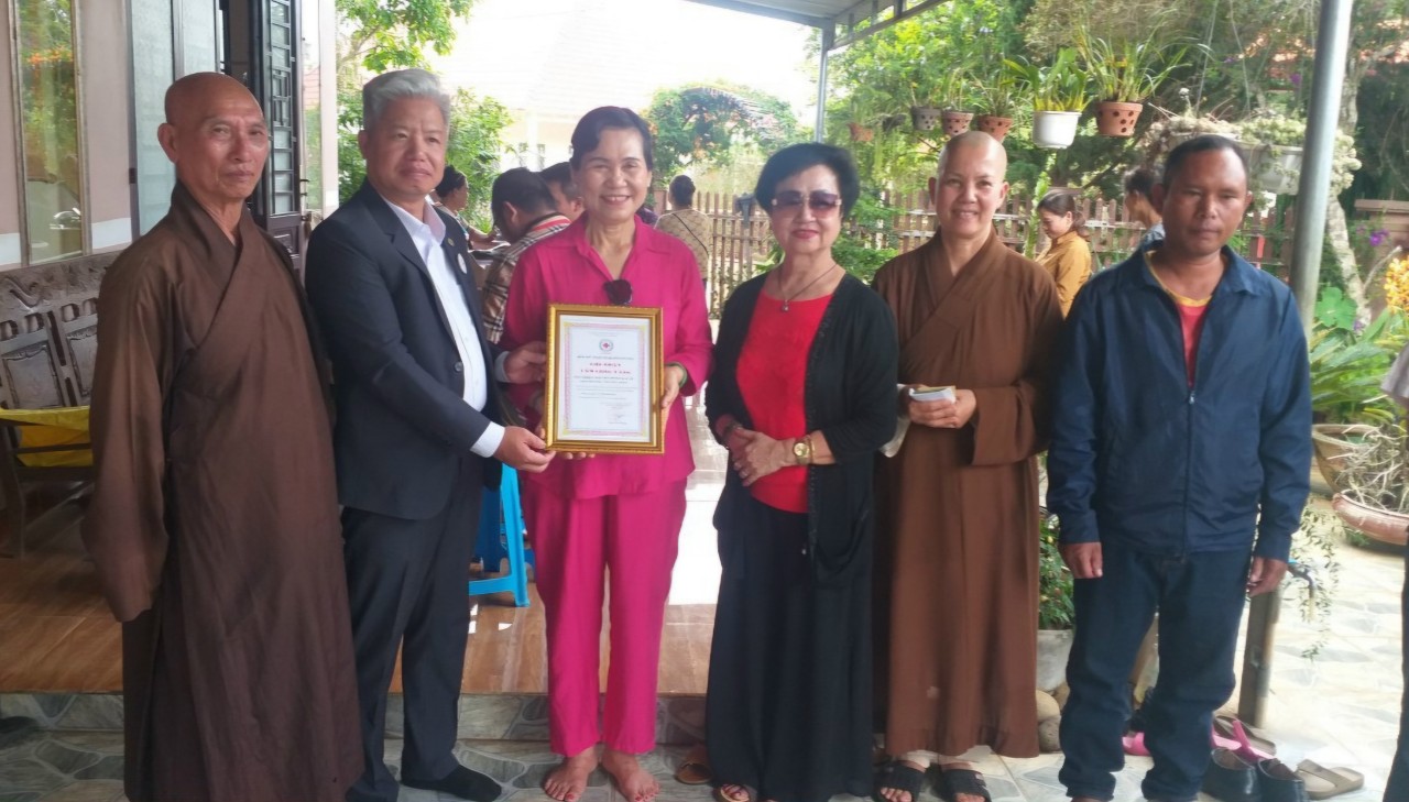 Ông Đặng Phương – Chủ tịch Hội CTĐ huyện Di Linh tặng bảng ghi nhận tấm lòng vàng cho hội thiện nguyện